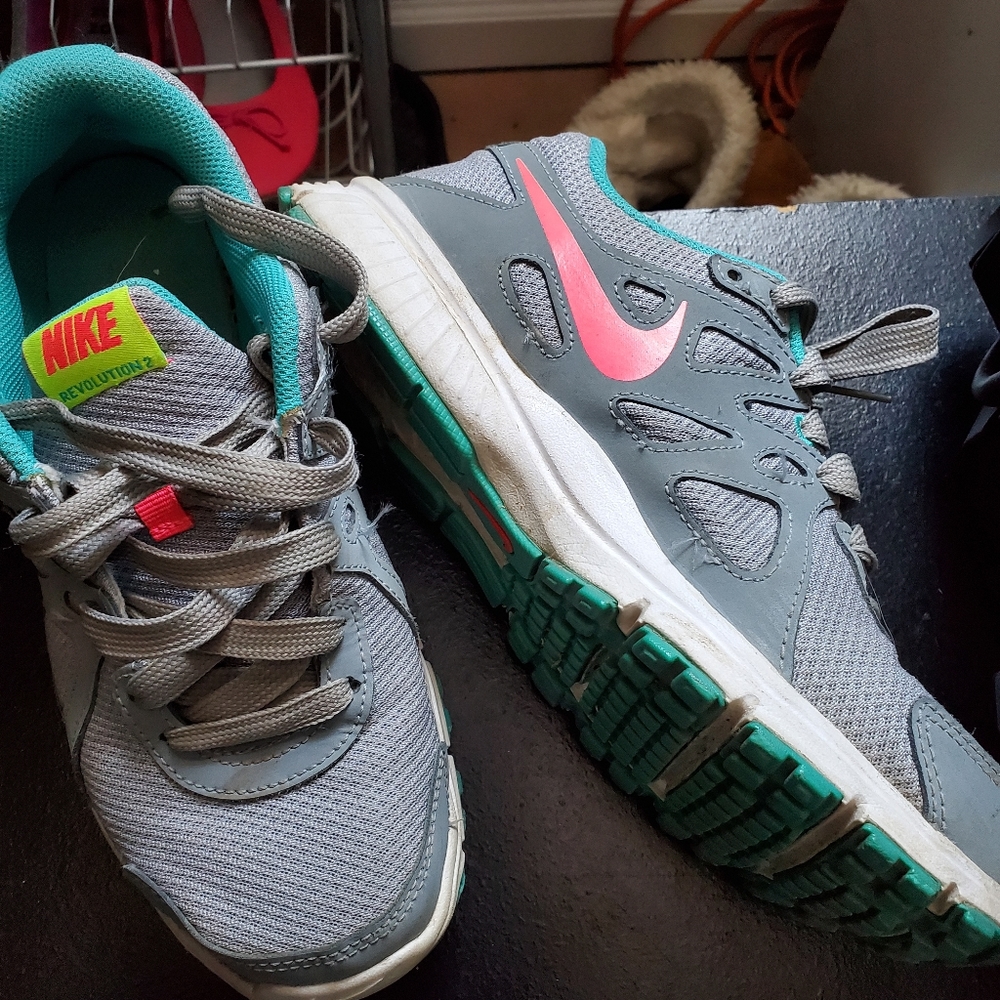 Women's Nike tennis shoes